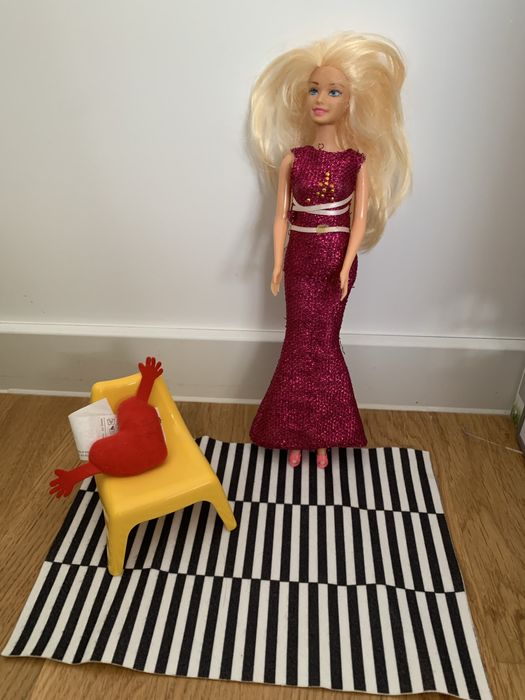 Papusa in camera de zi