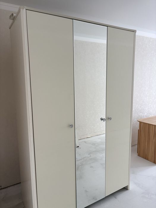 Продам 3 х дверный шкаф