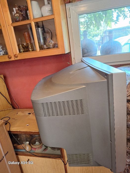 Продавам цветен телевизор