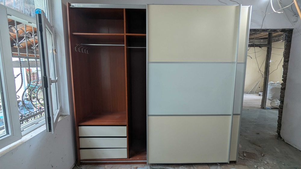 Голям гардероб с плъзгащи врати + секция