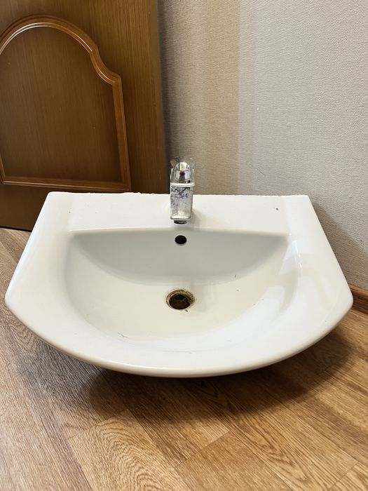 Продам раковину с тумбой, смесителем