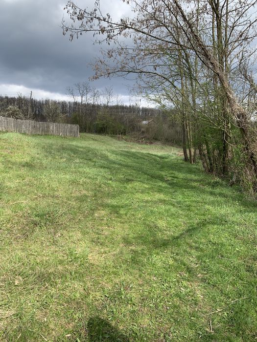 Vând teren retras, deosebit