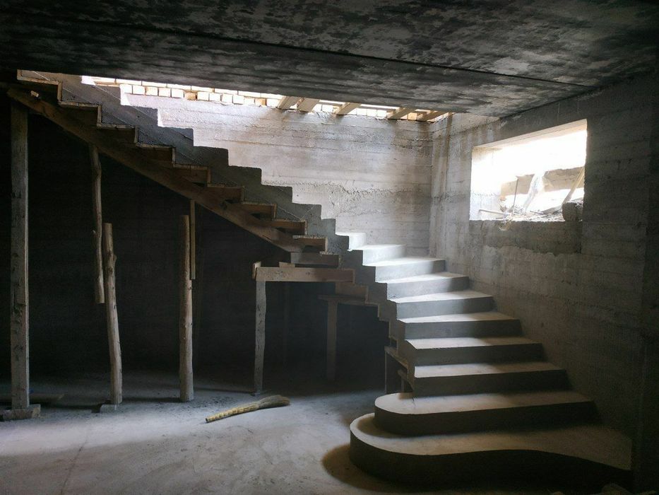 Sifatli beton zina va Rim ustunlari