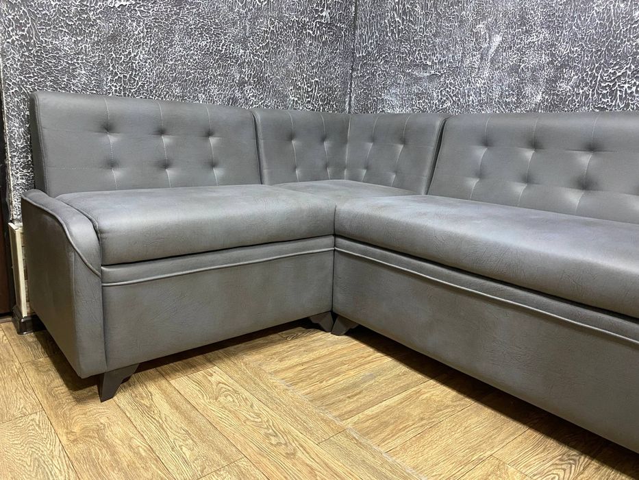 Кухонный уголок мягкий имеется бельевые ящики