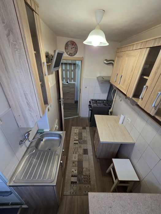 Vand garsoniera decomandata langa piata astra