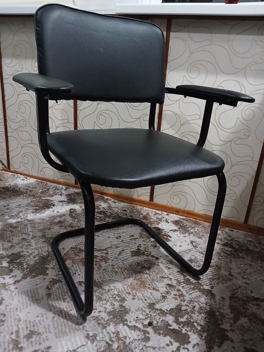 Продам офисные стулья с подлокотниками (2 шт)