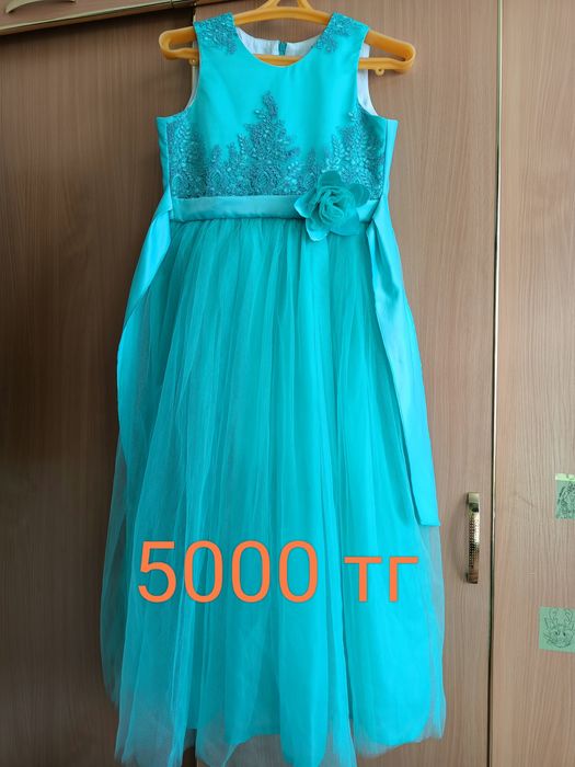 Продам нарядные платья для девочки