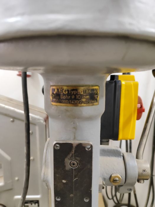 Mașina de găurit cu masa si coloana