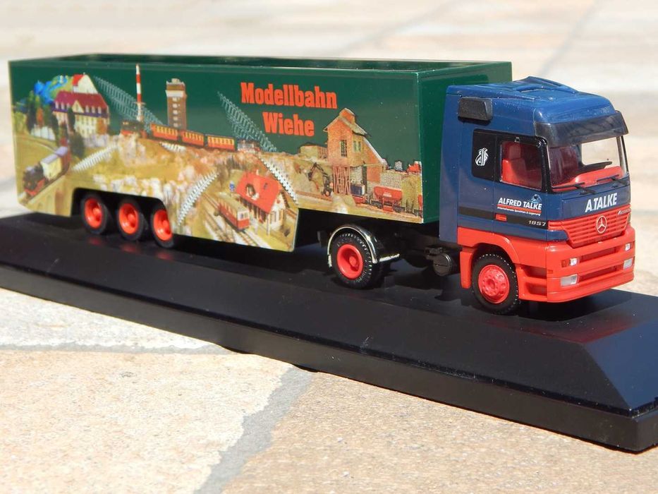 Macheta camion transport Mercedes-Benz Actros 1857 Herpa cu vitrina