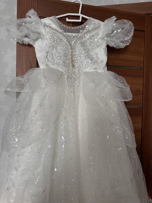 Платье нарядное продам