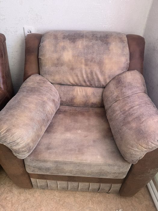 Продам Диван с двумя креслами