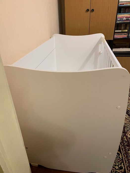 Детска кошара от Икея с чекмедже и извадени нарочно ламели и матрак