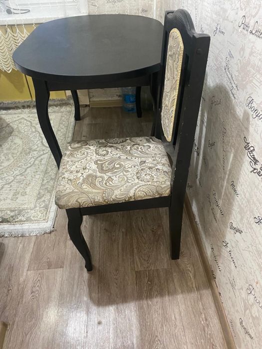 Продам стол кухонный