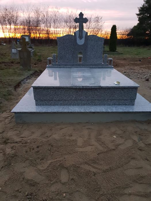 Monumente funerare