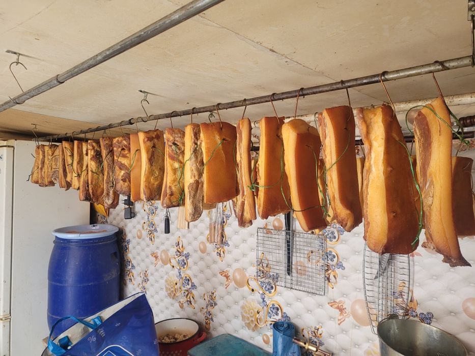 Afumam produse tradiționale carne peste brânzeturi etc..