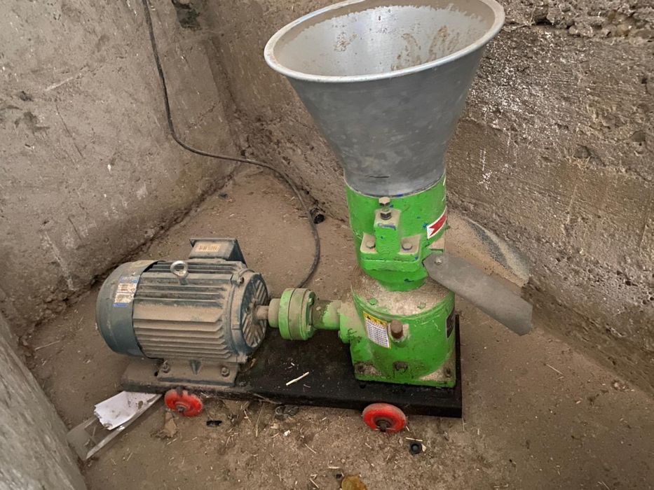 Экструдер гранулятор сенорезка дробилка мешалка