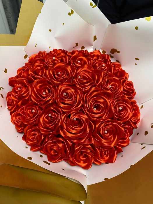 Buchete de trandafiri din satin