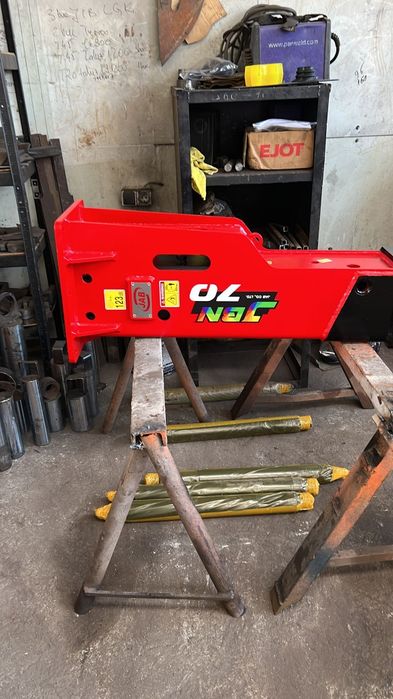 Ciocan hidraulic JAB 70 pentru buldoexcavator