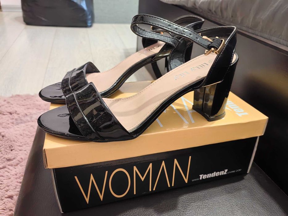 Черни лачени сандали на ток