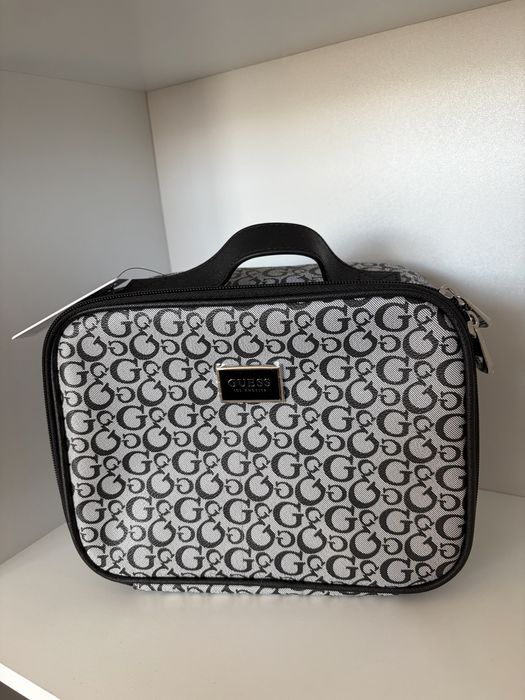 Несесер за козметика Guess