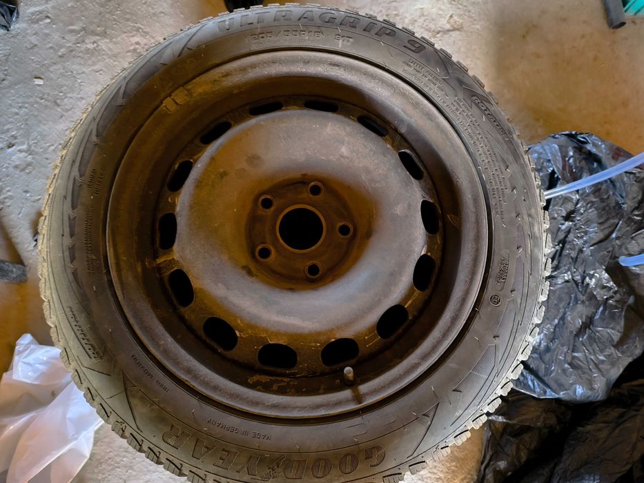 Продавам гуми и гуми с джанти.