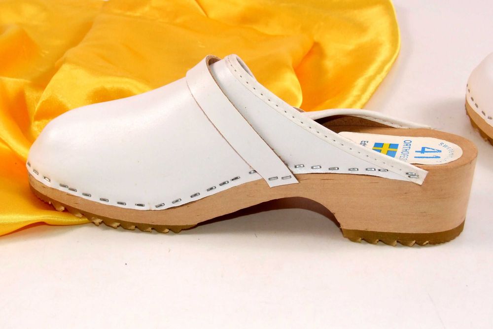 Set 2 perechi saboti piele naturala, nr 41. Made in Sweden/England, 149 lei/perechea, NOI