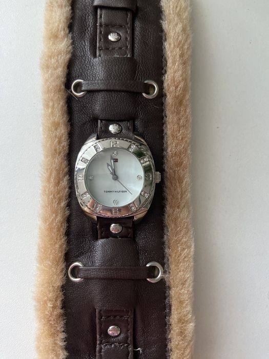 Кафяв часовник-гривна Tommy Hilfiger със седефен циферблат