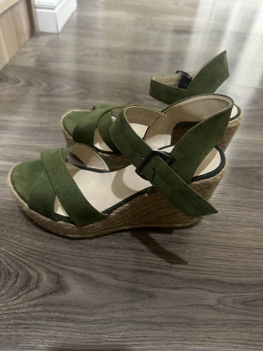 Продаю босоножки зеленые на платформе