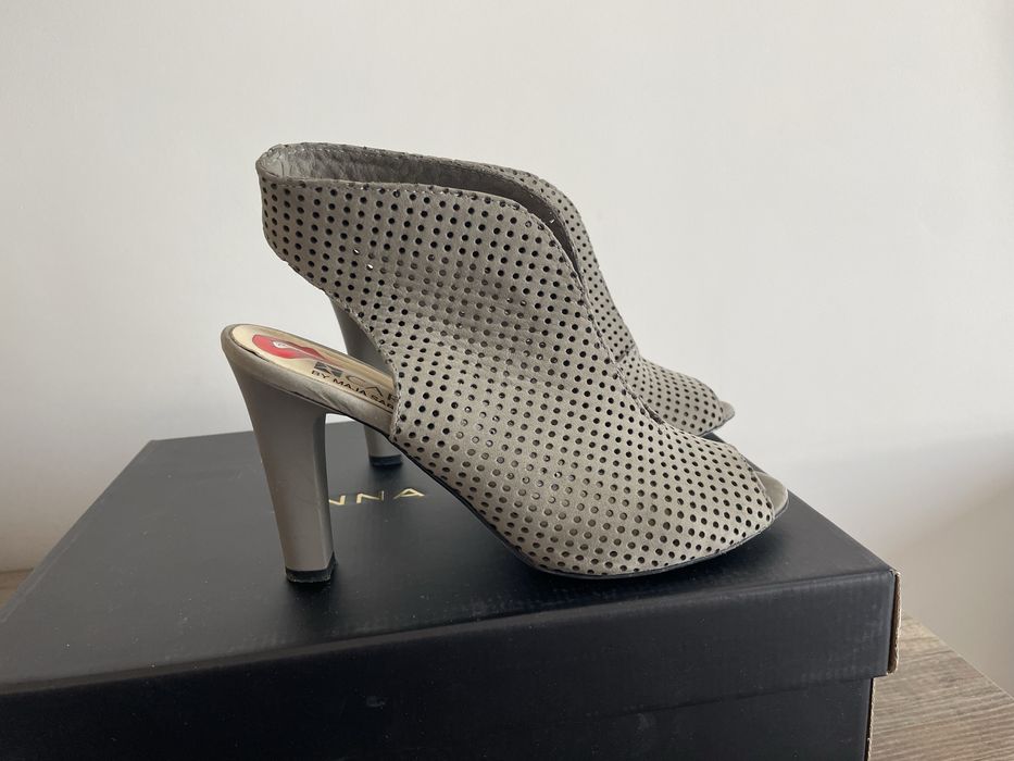 Sandale tip botine din piele nabuc gri Carinii (39)