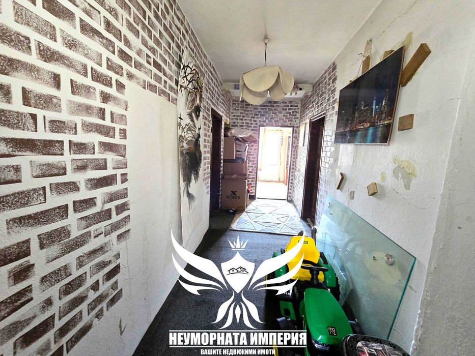 Продавам обзаведен тристаен с площ от 120 кв.м. с 1/2 двор в град Смолян квартал Каптажа