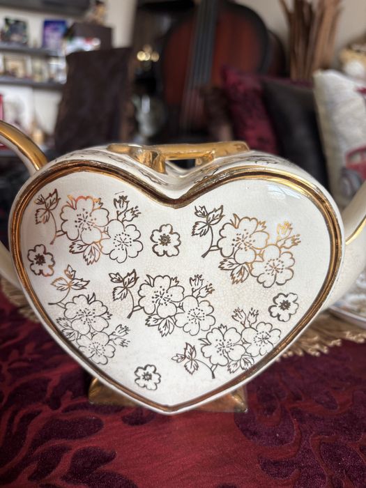 Порцеланов старинен чайник