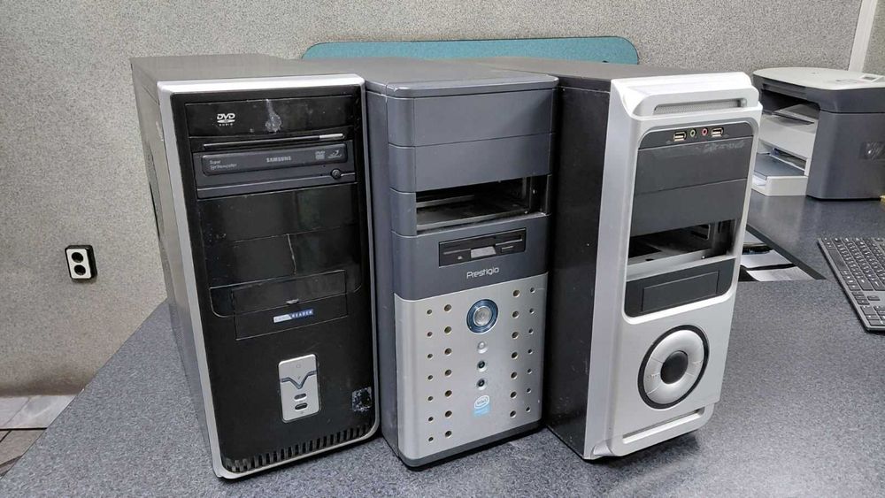 Продавам компютърни кутии и два монитора в много добро състояние