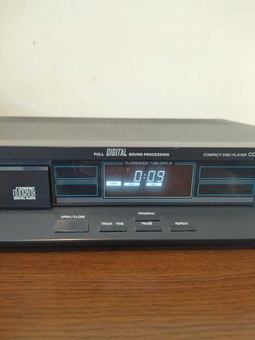 Продавам CD плеър PHILIPS CD471