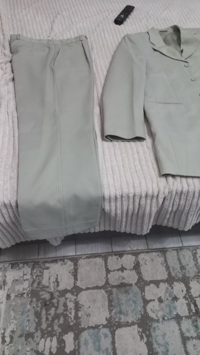 Продам костюм выпускной за 5000  размер 46