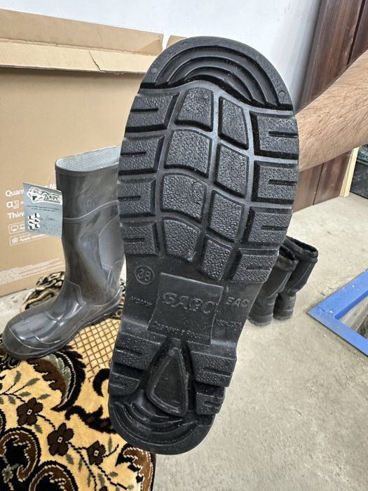 Новые резиновые сапоги и б/у ботинки