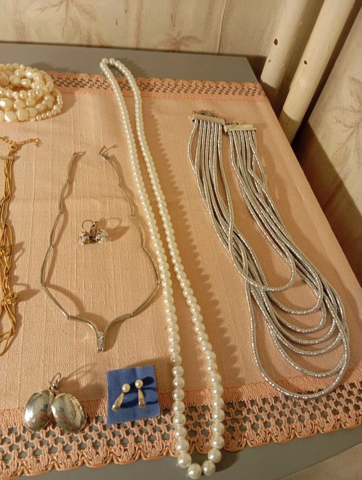 Женски бижута колиета гривни и брошки