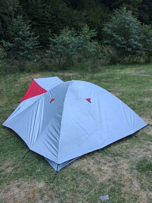 Cort cu supratenta pentru 4 persoane