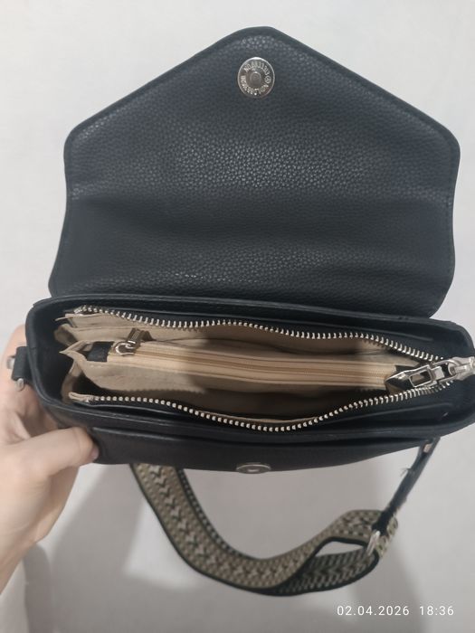 Продается маленькая кожаная сумка вместительная