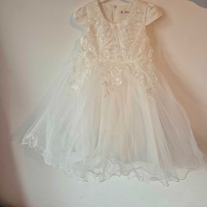 Rochita alba fetita 4-5 ani, serbare, miresica, fulg