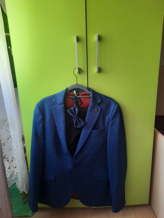 Vând costum bărbați stare foarte bună