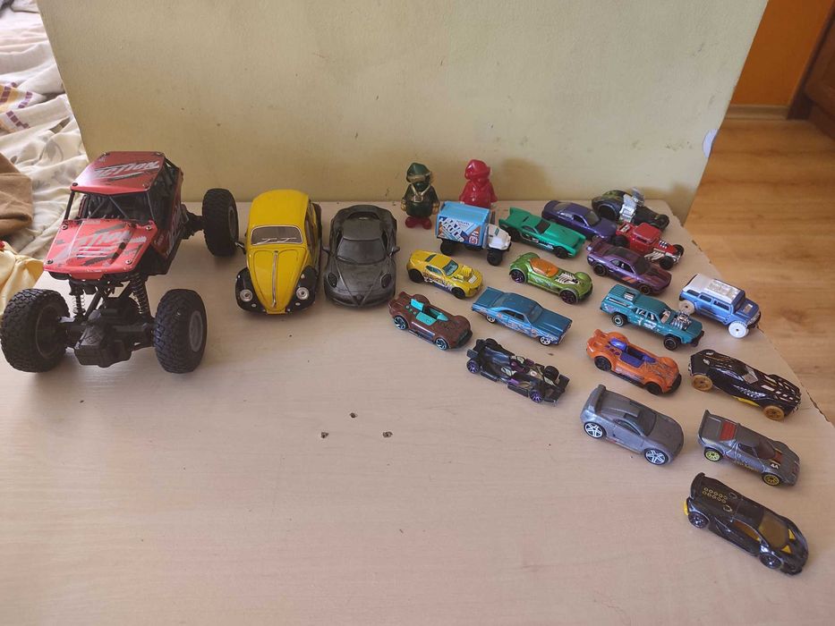 Различни коли. Hot wheels