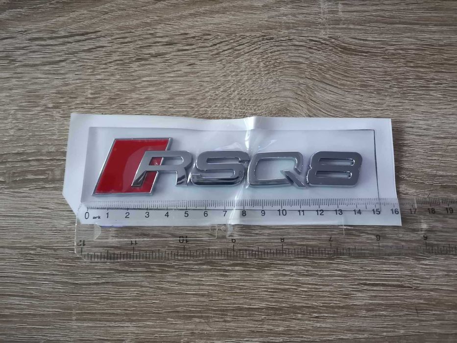сребриста емблема Audi RSQ8
