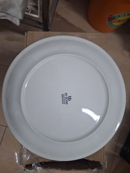 Порцеланова чиния BY BONE