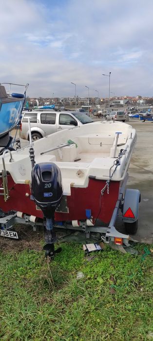 Продавам лодка 4.5 м. Широка 165 м. Колесар регистриран, двигател