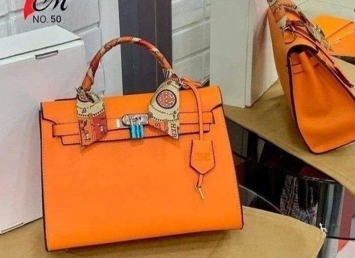 Geanta damă dimens.mare( 40cm L) si medie 33cm L, model Kelly/saculet