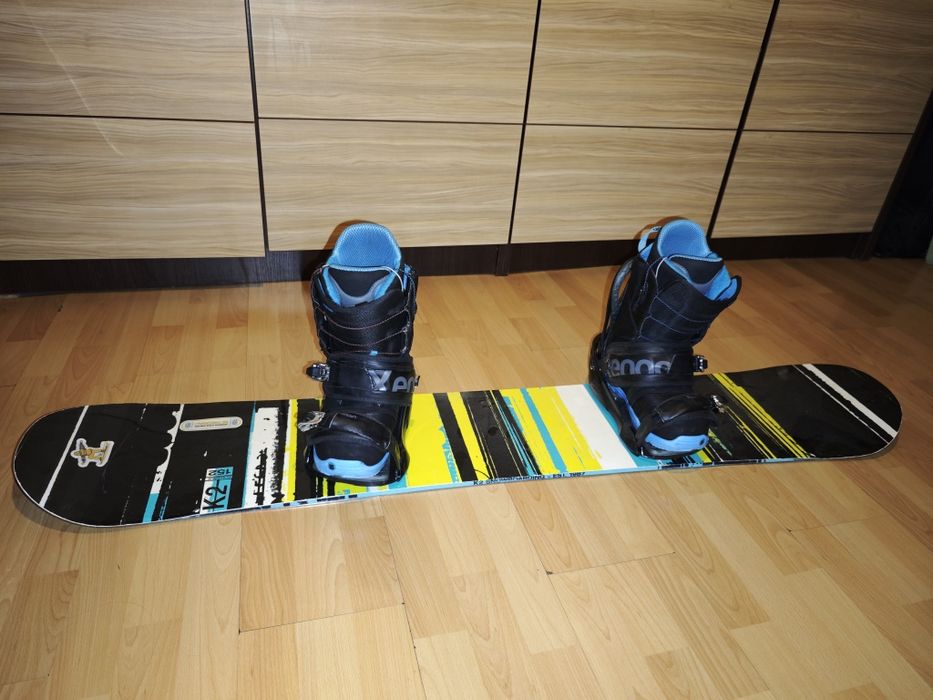 Сноуборд, ботинки, шлем. Комплект