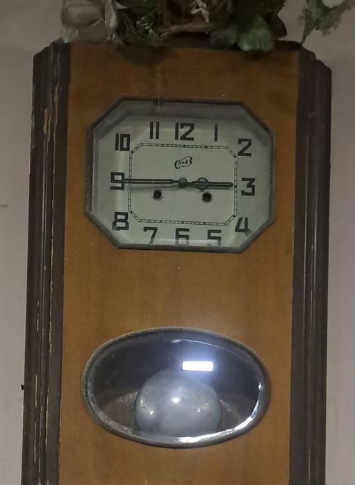Devorga osiladigan soatlar