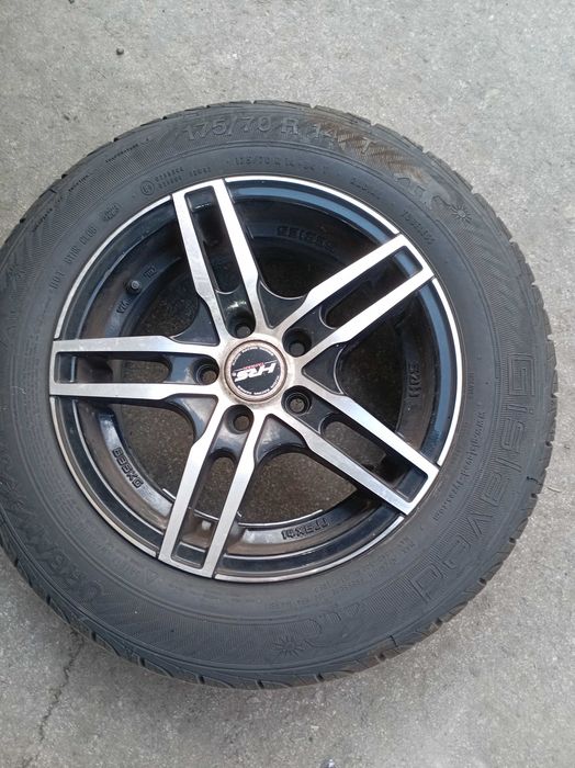 Спешно продавам 4 броя летни гуми в много добро състояние-175/70/R14