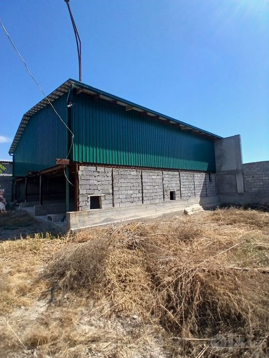 Hovli uy sotiladi