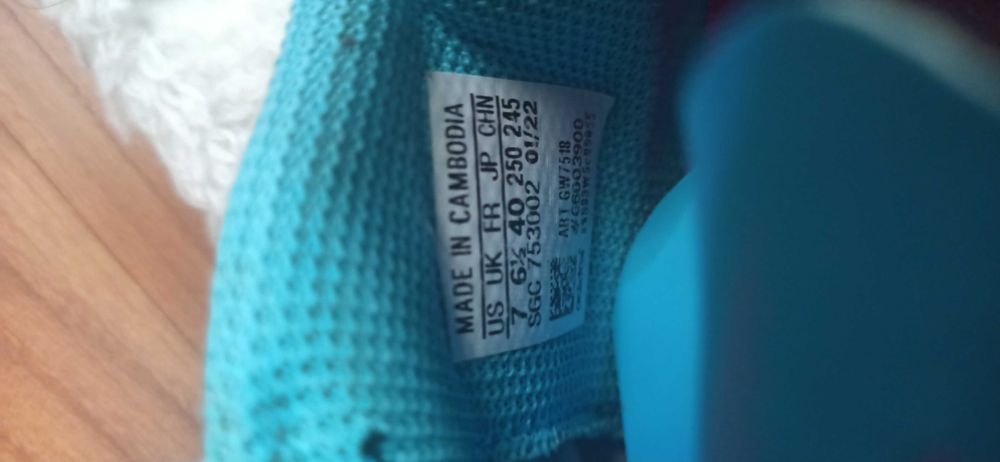 Бутонки Adidas ( размер 40)